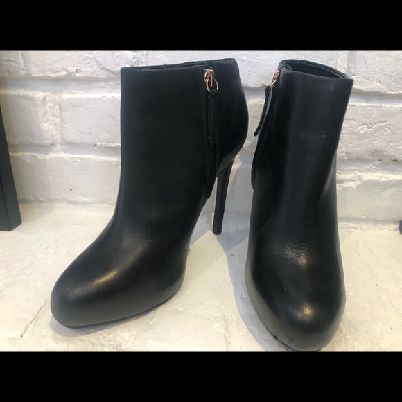 Size 8 leather booties, 3 inches heels, by Lê Chateau. - Picture 5 of 6
